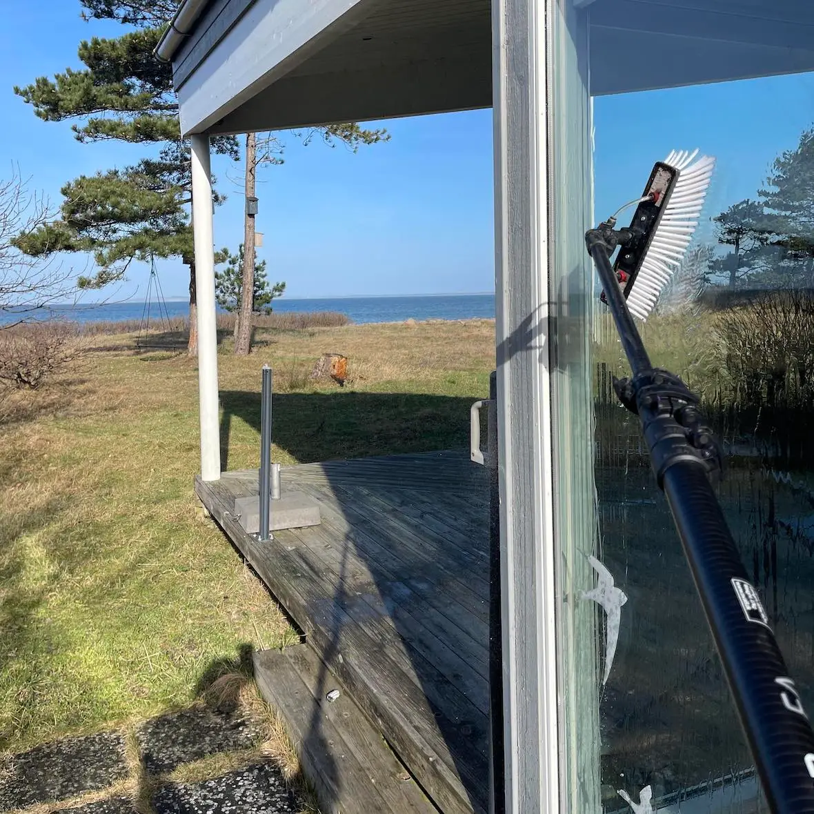Vinduespudsning ved sommerhus