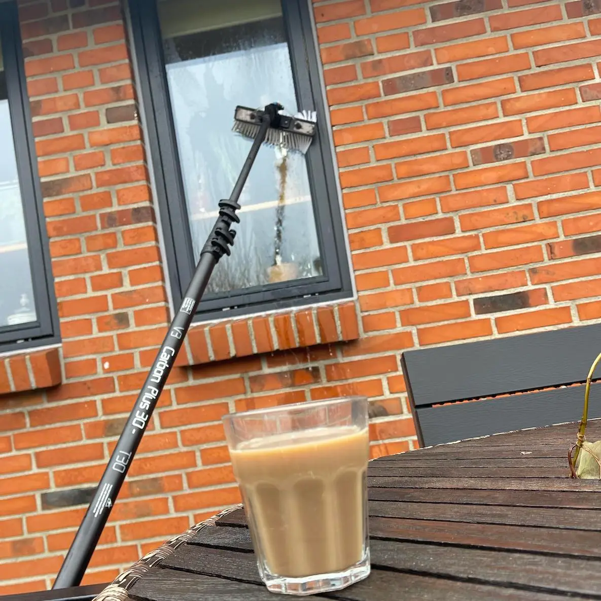 Vinduespudsning med teleskop og kaffe