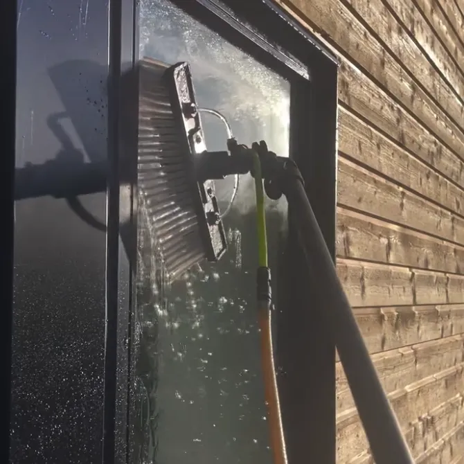 Vinduespudser med teleskop