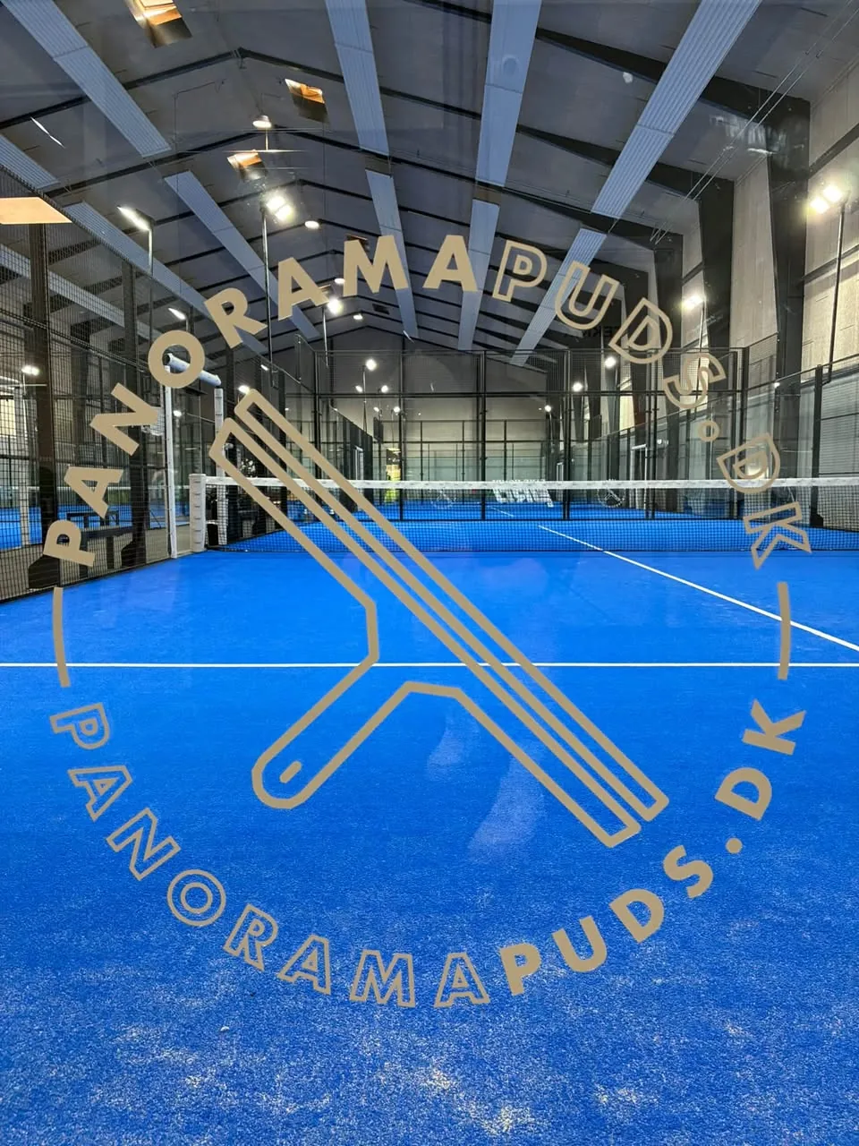 Padelbane i Odder Padel Center med PanoramaPuds-logo